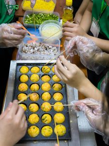 hoc vien tam quy lam banh takoyaki 5