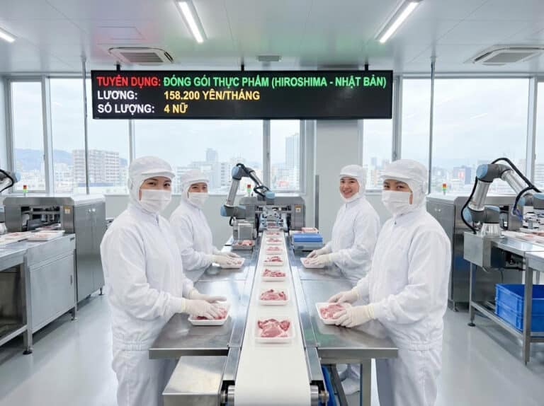 tuyen 4 nu dong goi thuc pham